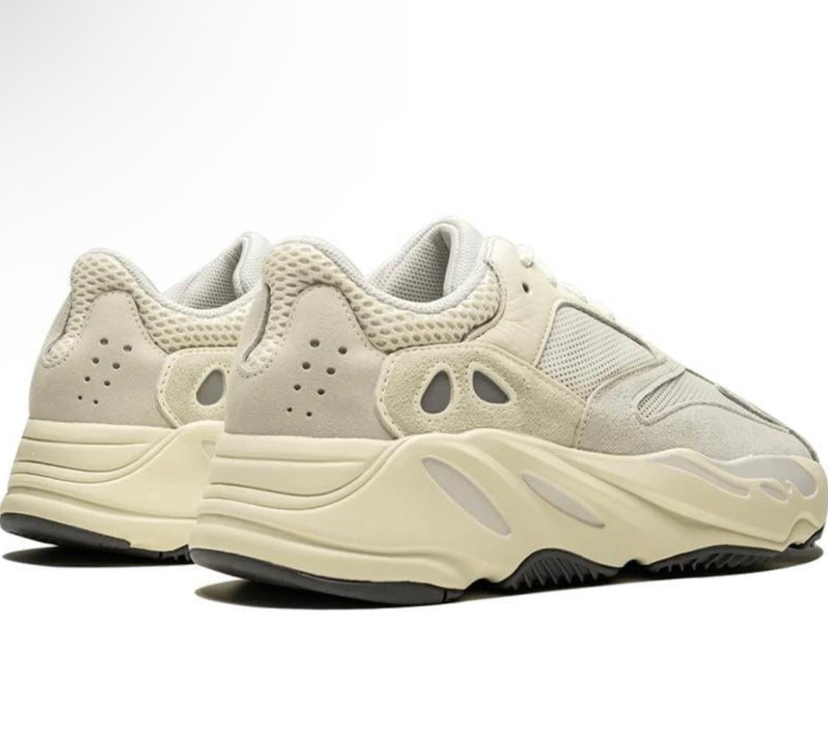 ADIDAS YEEZY
BOOST 700
ANALOG